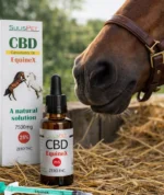 Caballo castaño acercándose con curiosidad al frasco y caja de aceite de CBD para caballos EquineX 7500mg en un establo. En primer plano destaca la jeringa dosificadora verde sobre la paja, ideal para una aplicación exacta.