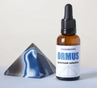 Ormus oro beneficios con frasco en gotas junto a pirámide energética para claridad mental y equilibrio